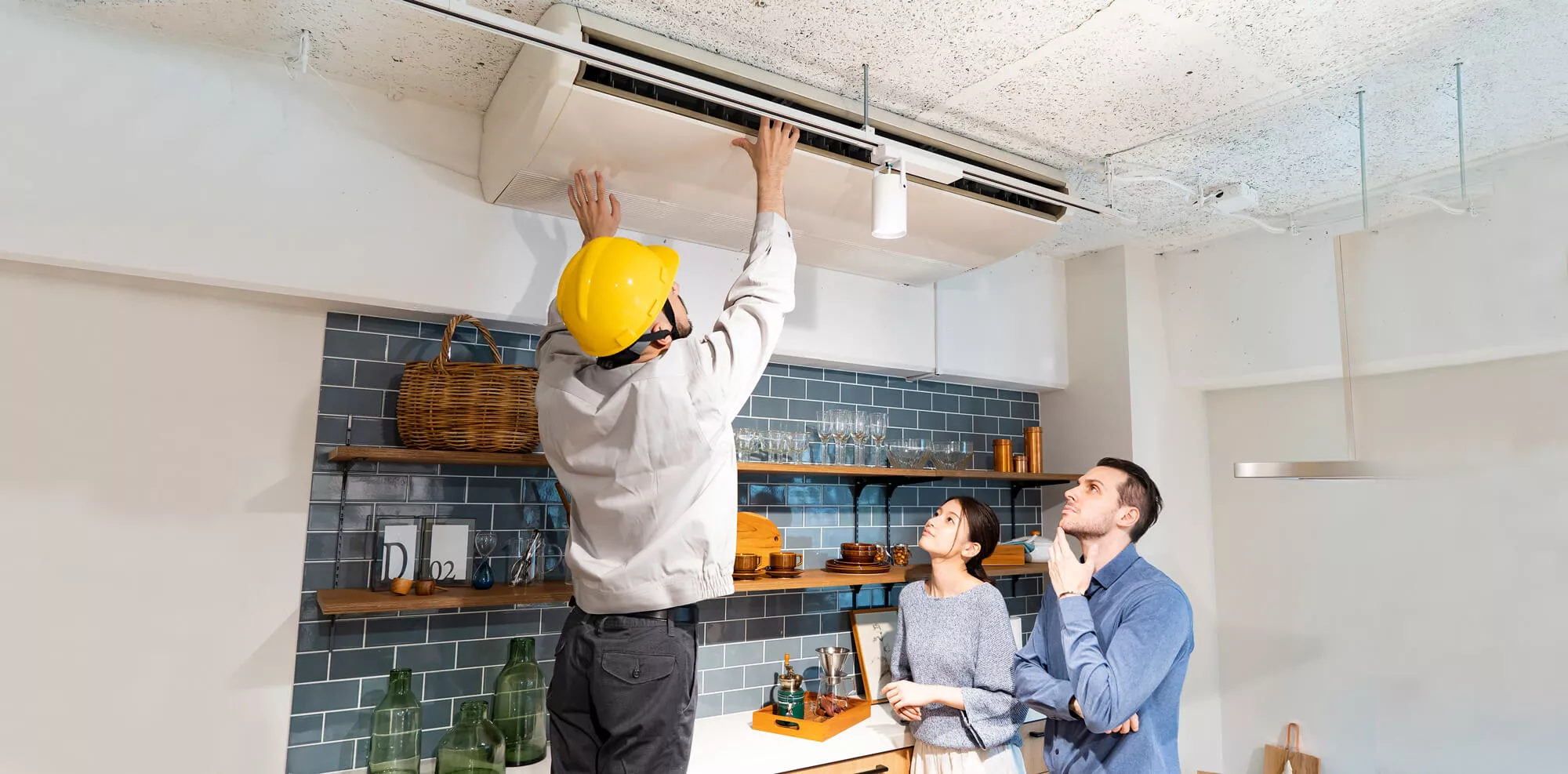 repairman_checking-air-conditioner